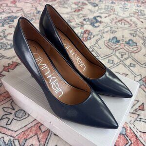 Calvin Klein Gayle Pump Dark Blue - size 7